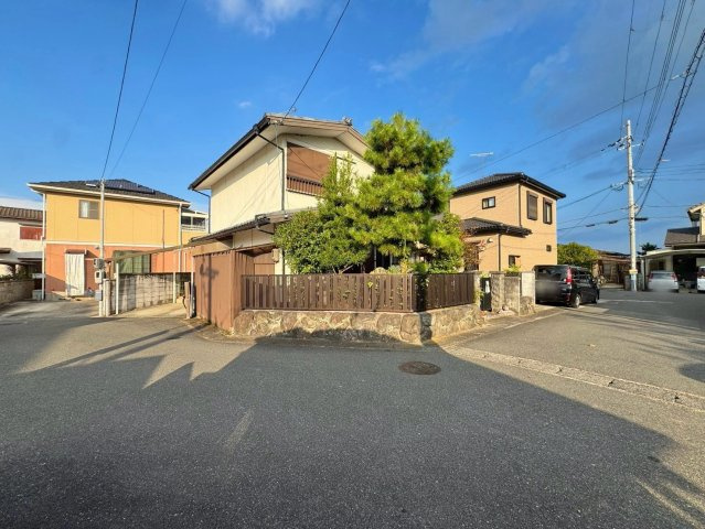 近江八幡市馬淵町　中古戸建ての外観|◆周辺の街並みまで見渡せる現地写真。
◆住宅が並ぶ落ち着いた住環境です。
◆実際に住んだ際の道路からの見え方や、近隣住宅との距離感をイメージできます。