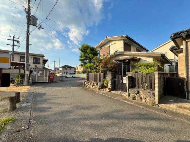 近江八幡市馬淵町　中古戸建ての前面道路含む現地写真|◆前面道路と建物を一緒に確認できる一枚。
◆西側公道は幅員約5.0m。
◆車での出入りや玄関までのアプローチなど、写真と現地で動線をご確認いただけます。