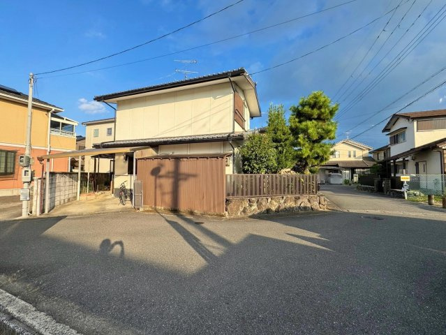 近江八幡市馬淵町　中古戸建ての前面道路含む現地写真|◆建物側面と道路との位置関係が分かる写真。
◆駐車スペースは1台分（車種による）。
◆車のサイズや日常の出入りを想定しながら、現地で使い勝手をご確認ください。