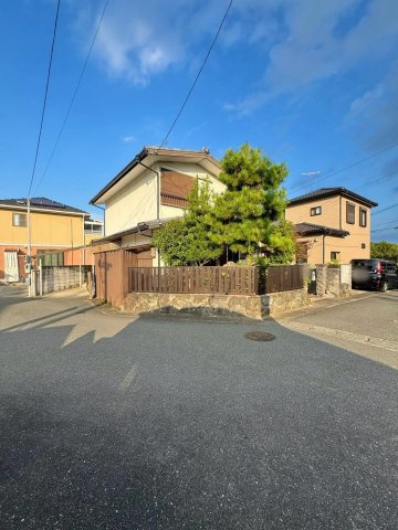 近江八幡市馬淵町　中古戸建ての前面道路含む現地写真|◆道路側から見た現地外観。
◆戸建住宅が並ぶ街並みに馴染む2階建です。
◆道路との距離感や建物のボリューム、植栽を含めた住まい全体の雰囲気をご確認ください。