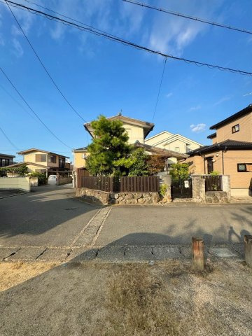 近江八幡市馬淵町　中古戸建ての外観|◆正面付近から見た外観。
◆玄関まわりや既存の門塀・植栽の様子を確認できます。
◆外構を活かすか、自分好みに整えるか、住まいづくりのイメージが膨らむ一枚です。