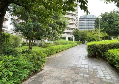 【庭】 | オラリオンサイト２番館 | 物件によっては、入居者が個人的に使用できる専用庭がついているものもあります。また、住宅の中にある土間の部分を庭と呼ぶこともあります。庭の用途は住む人によって変わり、それによってデザインもさまざまです。