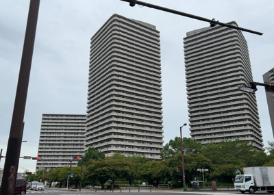 【外観】 | オラリオンサイト２番館 | 隣家の土地はどうなっているのか、生活利便施設が近くにあるのか、学校まで近いかなど、お客様のライフスタイルにあわせたイメージが重要です。また、近くにあると困る施設が近くにないかも確認するといいでしょう。