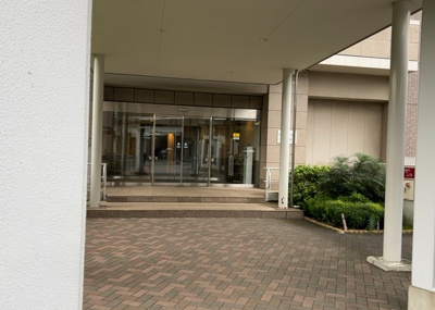 【玄関】 | オラリオンサイト２番館 | 玄関は家の顔でもあり、家族以外の目にも止まる場所です。玄関は外との間を仕切る扉、靴などをしまっておく収納スペース、靴脱ぎのたたきスペース、来客とのやり取りをするドアホンなど複数のアイテムからなります。
