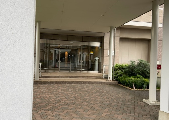 【玄関】 | オラリオンサイト２番館 | 玄関は家の顔でもあり、家族以外の目にも止まる場所です。玄関は外との間を仕切る扉、靴などをしまっておく収納スペース、靴脱ぎのたたきスペース、来客とのやり取りをするドアホンなど複数のアイテムからなります。