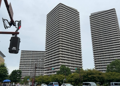 【外観】 | オラリオンサイト２番館 | 外観はマンション管理がされているかの目安になります。築年数が古いと、壁面は劣化してひび割れが生じることも！建物が古びていても細かいところが修繕されていると、きちんと管理されているなぁと感じるでしょう。