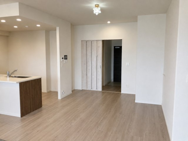 プレサンスロジェ宜野湾大山ヴォールの居間・リビング|※AIを使用して、家具などを削除しています。