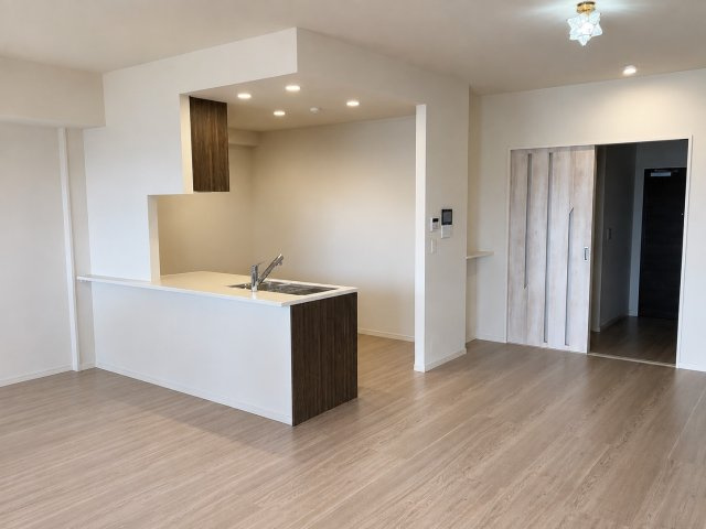 プレサンスロジェ宜野湾大山ヴォールの居間・リビング|※AIを使用して、家具などを削除しています。