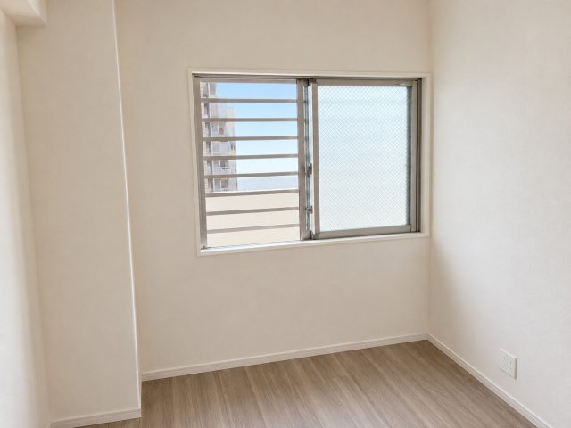 プレサンスロジェ宜野湾大山ヴォールの洋室|※AIを使用して、家具などを削除しています。