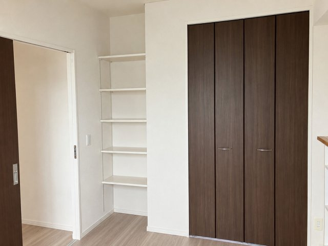 プレサンスロジェ宜野湾大山ヴォールの洋室|※AIを使用して、家具などを削除しています。