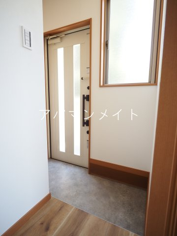 【玄関】 | 扉の向かい側にシューズボックスがあります