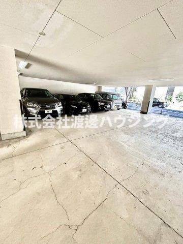 ラファイン江坂の駐車場