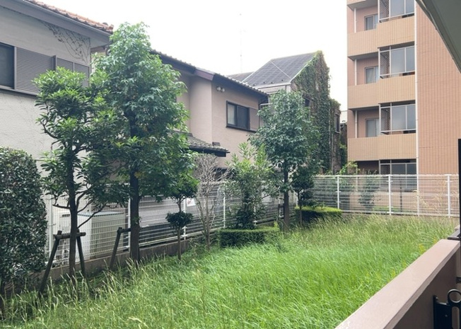 【展望】 | ライオンズマンション東林間第３ | バルコニーからの眺望写真です。1階のお部屋のため階段やエレベーターを使わずにスムーズに移動でき、周囲は平坦な街並みが広がっています。陽光を感じながら開放感のある穏やかな景観をお楽しみいただけます。