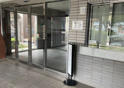 【エントランス】 | ライオンズマンション東林間第３ | マンションのエントランスにはオートロックシステムが設置されセキュリティ面も良好です。全部委託管理（巡回）となっており綺麗に整備・掃除された安心の共用アプローチが住民や来訪者を気持ち良く迎えます。