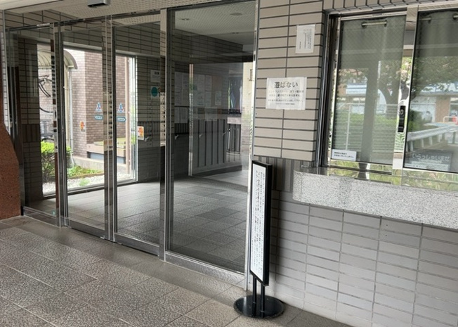 【エントランス】 | ライオンズマンション東林間第３ | マンションのエントランスにはオートロックシステムが設置されセキュリティ面も良好です。全部委託管理（巡回）となっており綺麗に整備・掃除された安心の共用アプローチが住民や来訪者を気持ち良く迎えます。