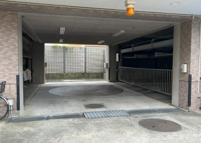 【駐車場】 | ライオンズマンション東林間第３ | 敷地内に設けられた駐車場エリアの様子です。月額12,000円で設定されています。空き状況は変動いたしますので、お車をお持ちの方やご利用を検討されている方は事前に最新状況をお確かめください。