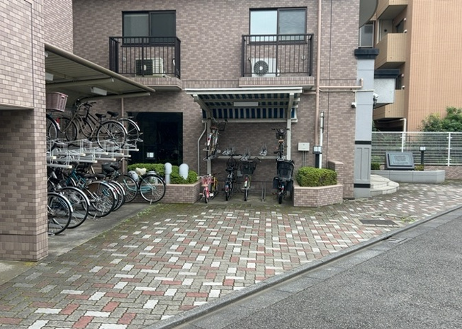 【駐輪場】 | ライオンズマンション東林間第３ | 敷地内に駐輪場およびバイク置場がしっかりと完備されています。駅まで徒歩6分の立地ですが、自転車やバイクを利用することでさらに近隣の商業施設等へのアクセスも快適になり生活の幅が広がります。