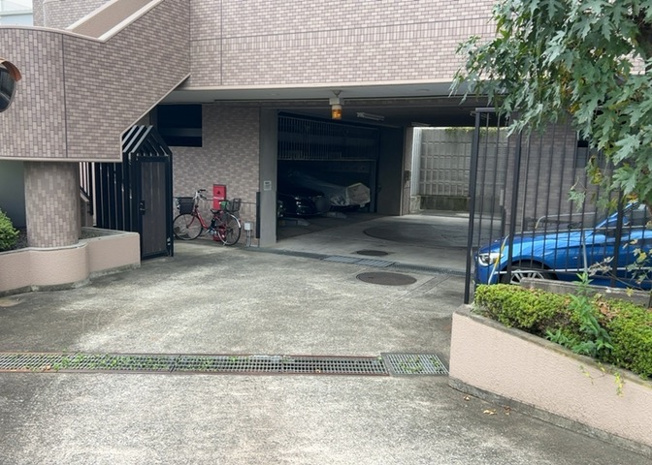 【駐車場】 | ライオンズマンション東林間第３ | 敷地内にある駐車場スペースの写真です。平坦地に位置し出入りがしやすい設計となっております。空き状況や区画の大きさ制限など、詳しい条件につきましてはスタッフまで気軽にお尋ねください。
