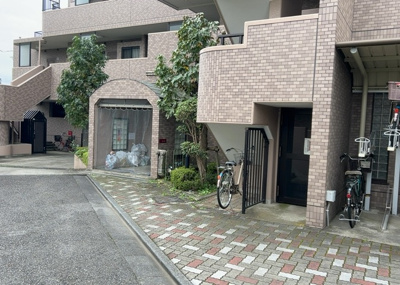 【中庭】 | ライオンズマンション東林間第３ | 敷地内の風情ある共有中庭スペースです。総戸数29戸のコミュニティにおいて住民同士の心地よい距離感を保ちながら、緑の潤いを感じられる空間設計がなされており、日々の生活に癒やしを与えてくれます。