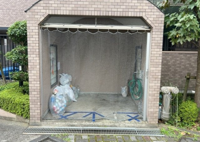 【設備】 | ライオンズマンション東林間第３ | 来訪者を室内から画像と音声で確認できるTVモニタ付きインターホンを設置済みです。防犯面でも大きな役割を果たし、一人暮らしや留守中のご家族にも安心感を提供する充実したセキュリティ設備となっています。