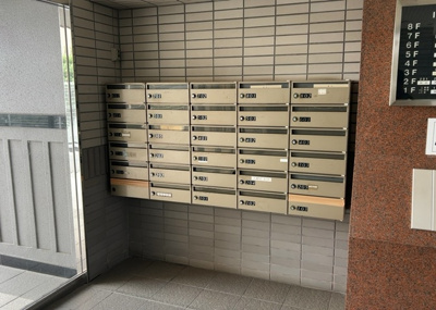 【設備】 | ライオンズマンション東林間第３ | エントランス付近に設置されている住戸別の集合郵便受け（ポスト）です。毎日の郵便物の取り出しがスムーズにおこなえる位置に整然と配置されており、管理組合・巡回管理による綺麗な清掃も保たれています。