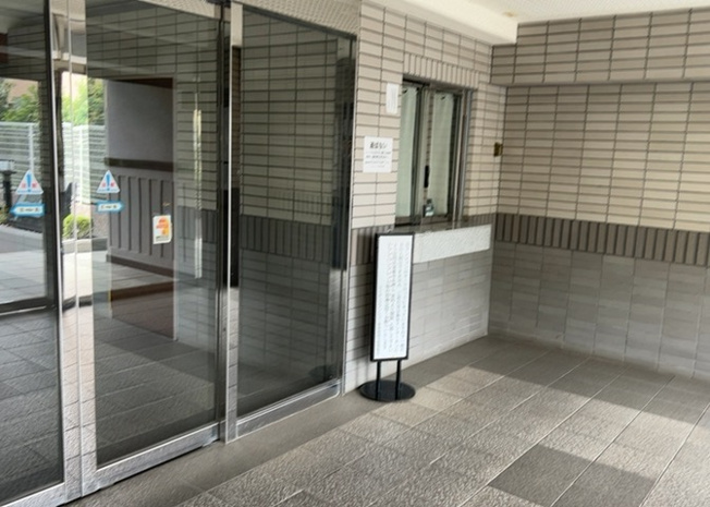 【ロビー】 | ライオンズマンション東林間第３ | 共用エリアにあるラウンジスペースです。居住者や訪問者がちょっとした歓談や待ち合わせに利用できる落ち着いた空間となっており、1994年建築の建物全体の維持管理が行き届いている様子が伺えます。