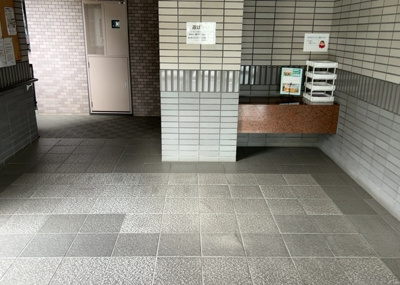 【ロビー】 | ライオンズマンション東林間第３ | 1階エントランス奥に広がる共用ロビーの写真です。綺麗に清掃されており、清潔感のある雰囲気が保たれています。全部委託による巡回管理が行われているため、常に整った空間で皆様を迎え入れます。