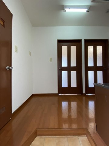 アンプルール新屋敷の玄関