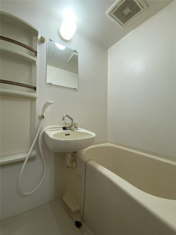 アンプルール新屋敷の浴室