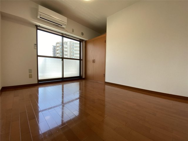 アンプルール新屋敷の居間・リビング