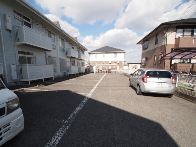 クレール雅の駐車場