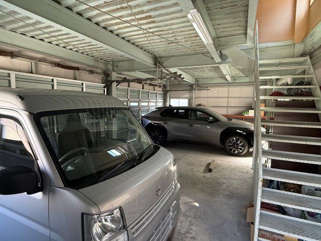 田主丸町菅原 3棟まとめて（倉庫、車庫、中古戸建）の駐車場|倉庫の隣の別の建物。1階が車庫になっており、2階は事務所として利用できます。