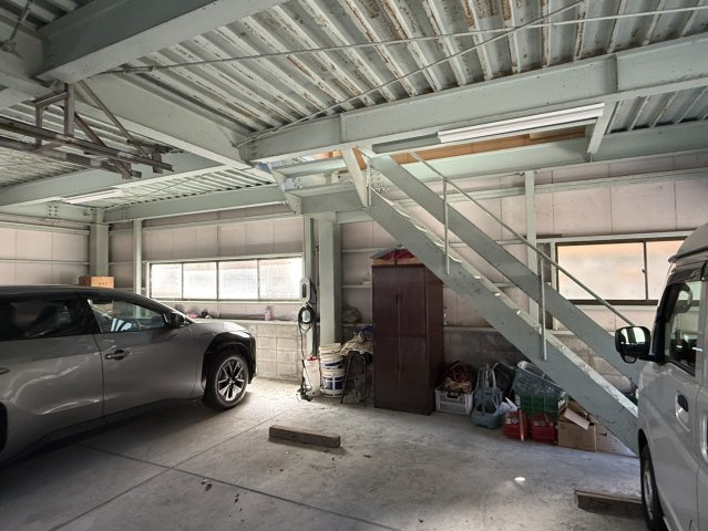 田主丸町菅原 3棟まとめて（倉庫、車庫、中古戸建）の駐車場|倉庫の隣の別の建物。1階が車庫になっており、2階は事務所として利用できます。