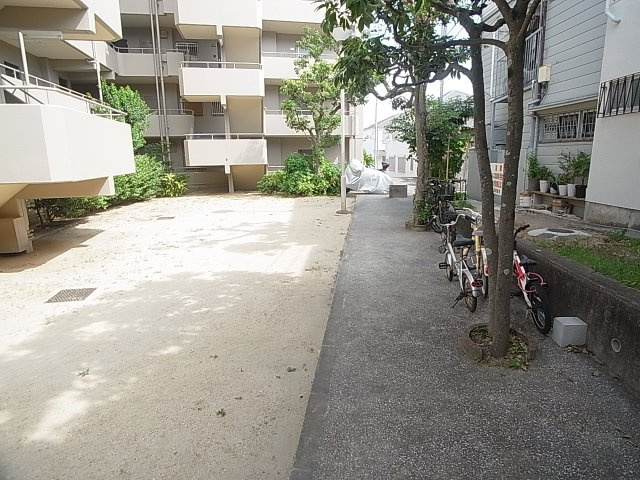 ヒルズ兵庫のその他共用部分|敷地内に自転車・バイク置けます