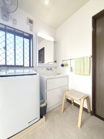 山川町中古戸建の脱衣所|独立洗面所