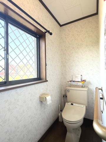 山川町中古戸建のトイレ|温水洗浄便座付きのトイレ