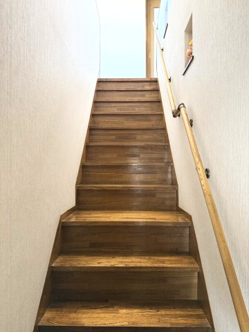 山川町中古戸建の内装|手すりがついた階段