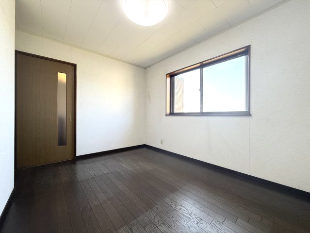 山川町中古戸建の収納|6.5帖の納戸