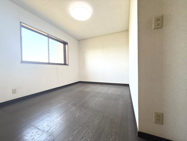 山川町中古戸建の収納|6.5帖の納戸