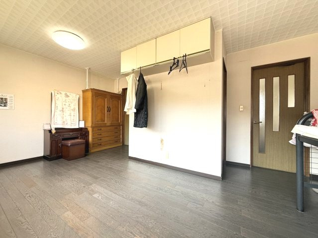 山川町中古戸建の洋室|ウォークインクローゼットが設置された11帖の洋室