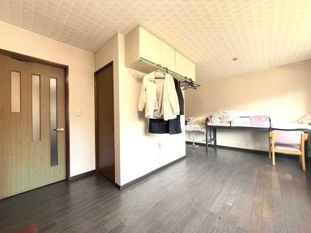 山川町中古戸建の洋室|ウォークインクローゼットが設置された11帖の洋室