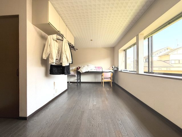 山川町中古戸建の洋室|ウォークインクローゼットが設置された11帖の洋室