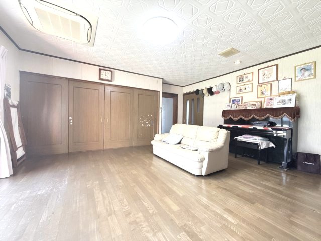 山川町中古戸建の居間・リビング|14.8帖のリビング