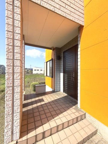 山川町中古戸建の玄関|玄関ポーチ
