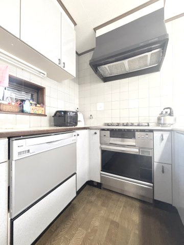 山川町中古戸建のキッチン|L型の対面キッチン