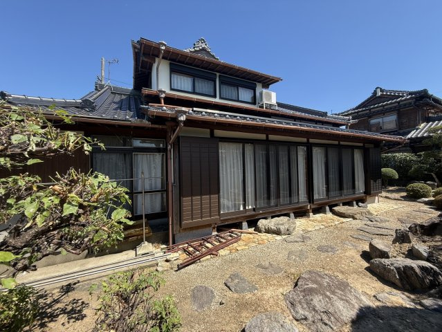 田主丸町菅原 3棟まとめて（倉庫、車庫、中古戸建）の外観|倉庫・車庫付き建物とは別に、木造瓦葺2階建ての居住もあります。