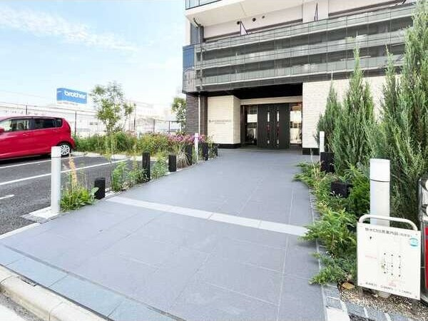 S-RESIDENCE堀田駅前のエントランス