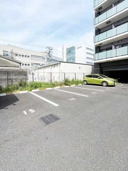 S-RESIDENCE堀田駅前の駐車場