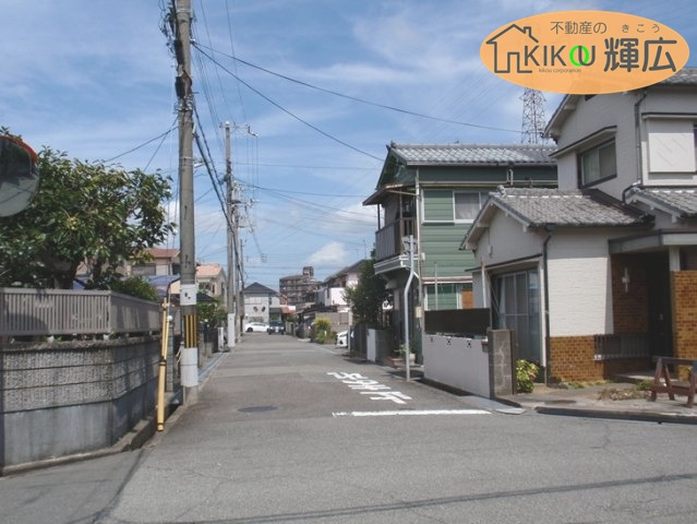 明石市魚住町錦が丘１丁目　土地の前面道路含む現地写真