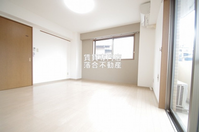 【居間・リビング】 | ボア・ソルテ | 10帖以上ある広々としたお部屋♪